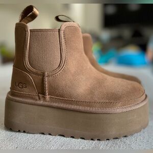 UGG Women’s NEUMEL PLATFORM CHELSEA - Size 6
